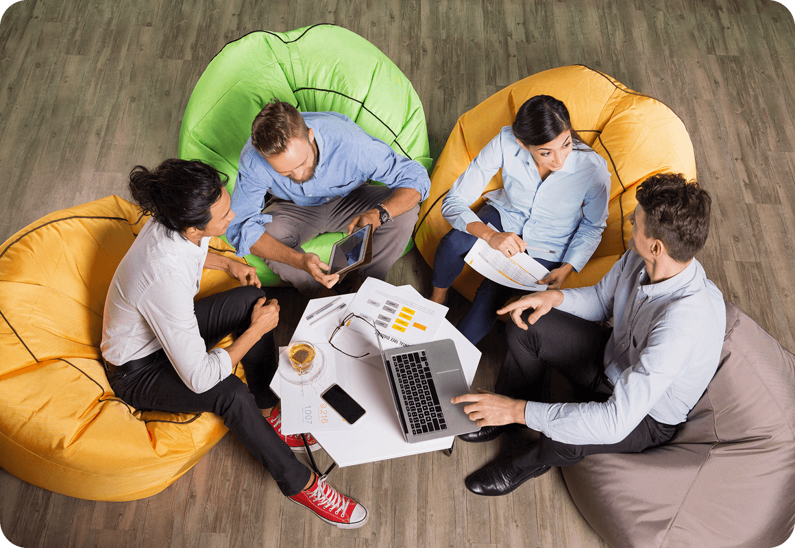 Flexible Employee Training Platform for All Industries Diverse employees from various industries using flexible training platform on different devices